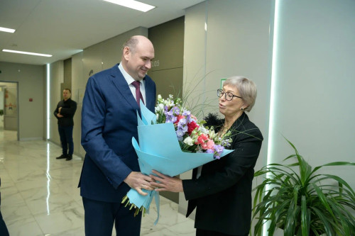 Губернатор Евгений Солнцев поздравил начальника первого президентского кадетского училища Татьяну Машковскую с юбилеем