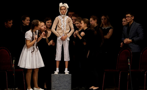 На сцене областного театра кукол состоялся благотворительный показ спектакля «Удивительное путешествие кролика Эдварда»