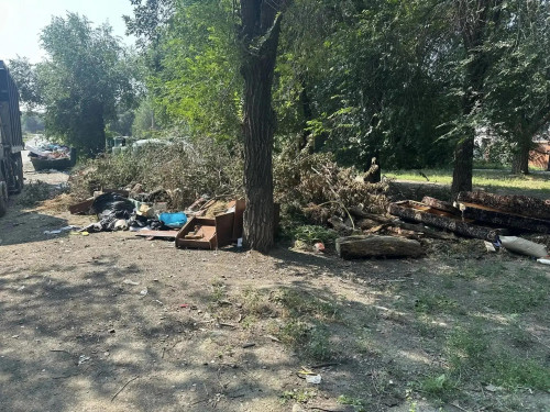В Орске продолжают убирать несанкционированные свалки крупногабаритного и растительного мусора