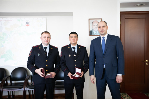 Губернатор поблагодарил новоорских полицейских за самоотверженную службу