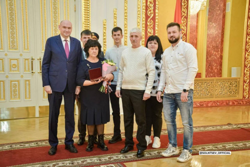 Евгений Солнцев вручил государственные награды жителям региона