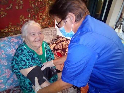 Проект «Старшее поколение»: в Оренбуржье стационар заменит «социальная сиделка»