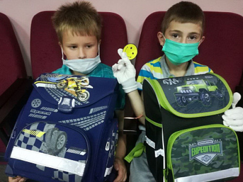 «Соберем ребенка в школу»: детям из нуждающихся семей вручают школьные принадлежности