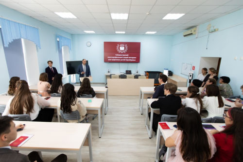 Денис Паслер поздравил выпускников многопрофильного лицея-интерната для одаренных детей Оренбуржья